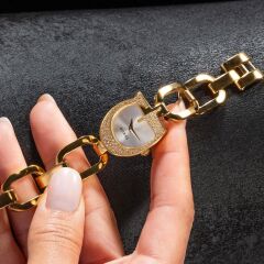 GUESS GUGW0683L2 ALTIN KAPLAMA TAŞLI KADIN KOL SAATİ
